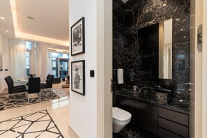 Bathroom - 4BR Palm Penthouse: Private Pool & Beach Access (Dubai)