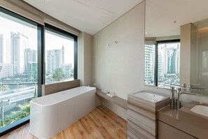 Bathroom - Modern 3BR + Maid's | Iconic Ain Dubai Views (Dubai)