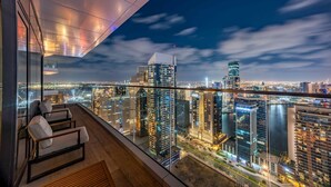 Un grattacielo con vista sulla città illuminata di notte.