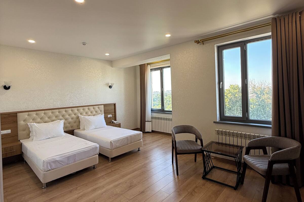Tabla de planchar con plancha, wifi gratis, ropa de cama