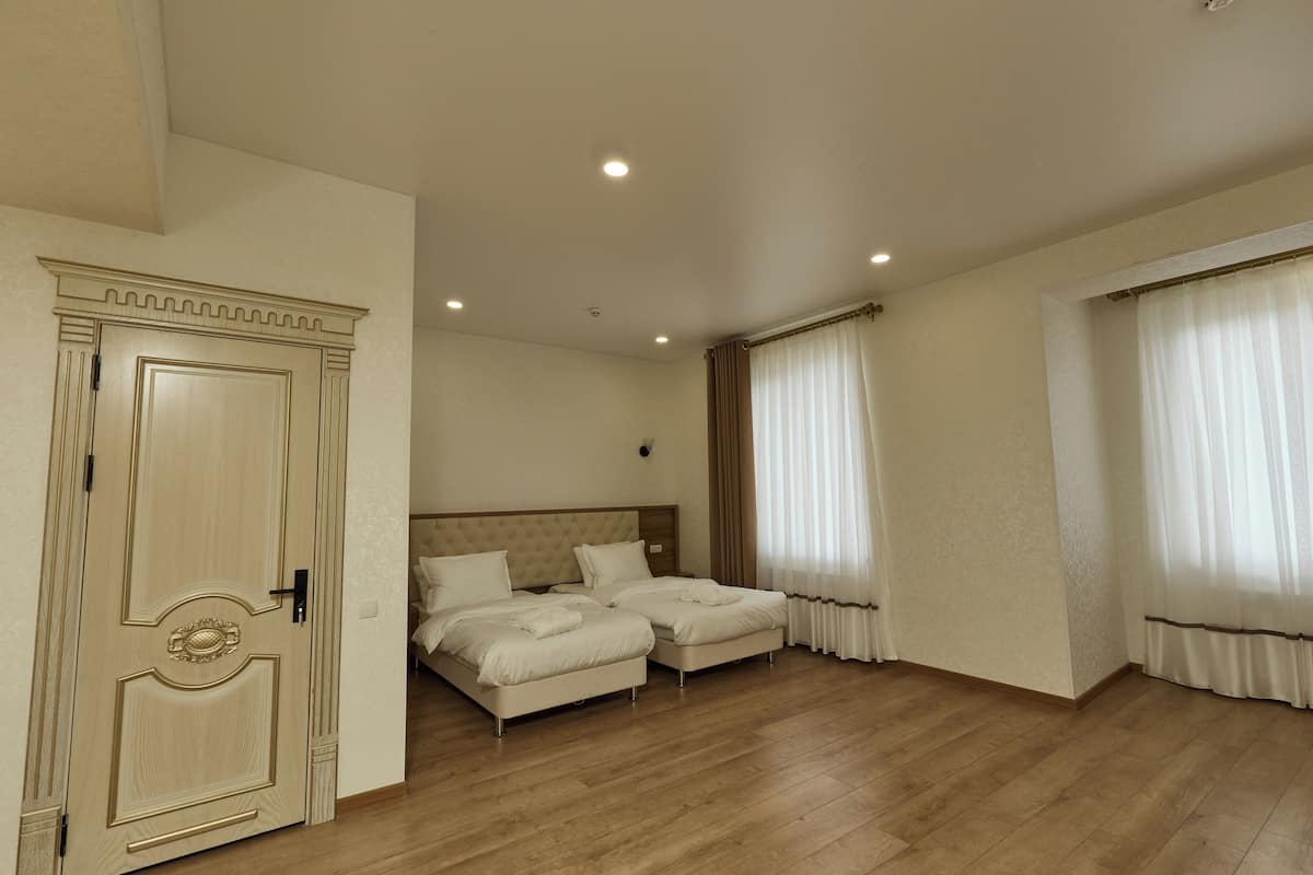 Iron/ironing board, free WiFi, bed sheets