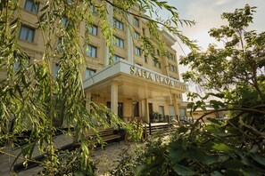 Een meerhoog gebouw met een bord waarop 'SAFIA PLAZA HOTEL' staat.