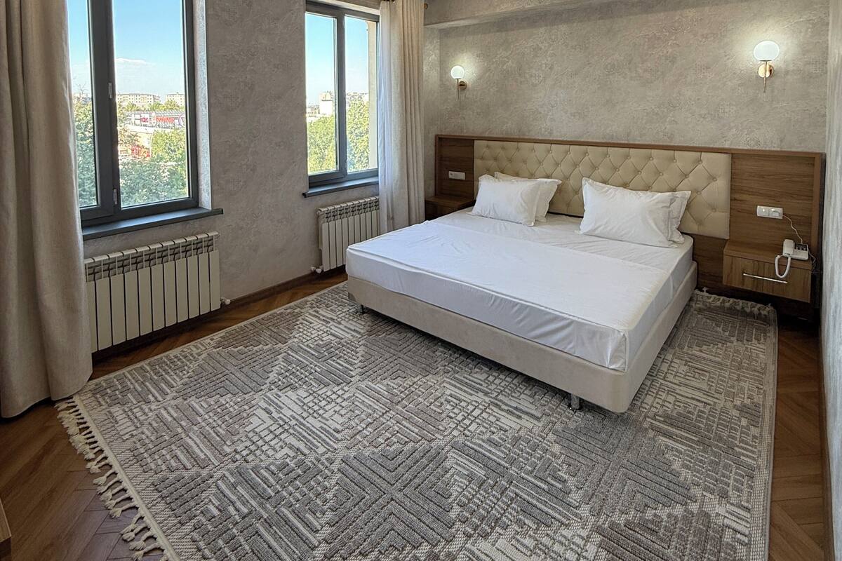 Habitación Premium doble, vistas a la ciudad | Tabla de planchar con plancha, wifi gratis, ropa de cama
