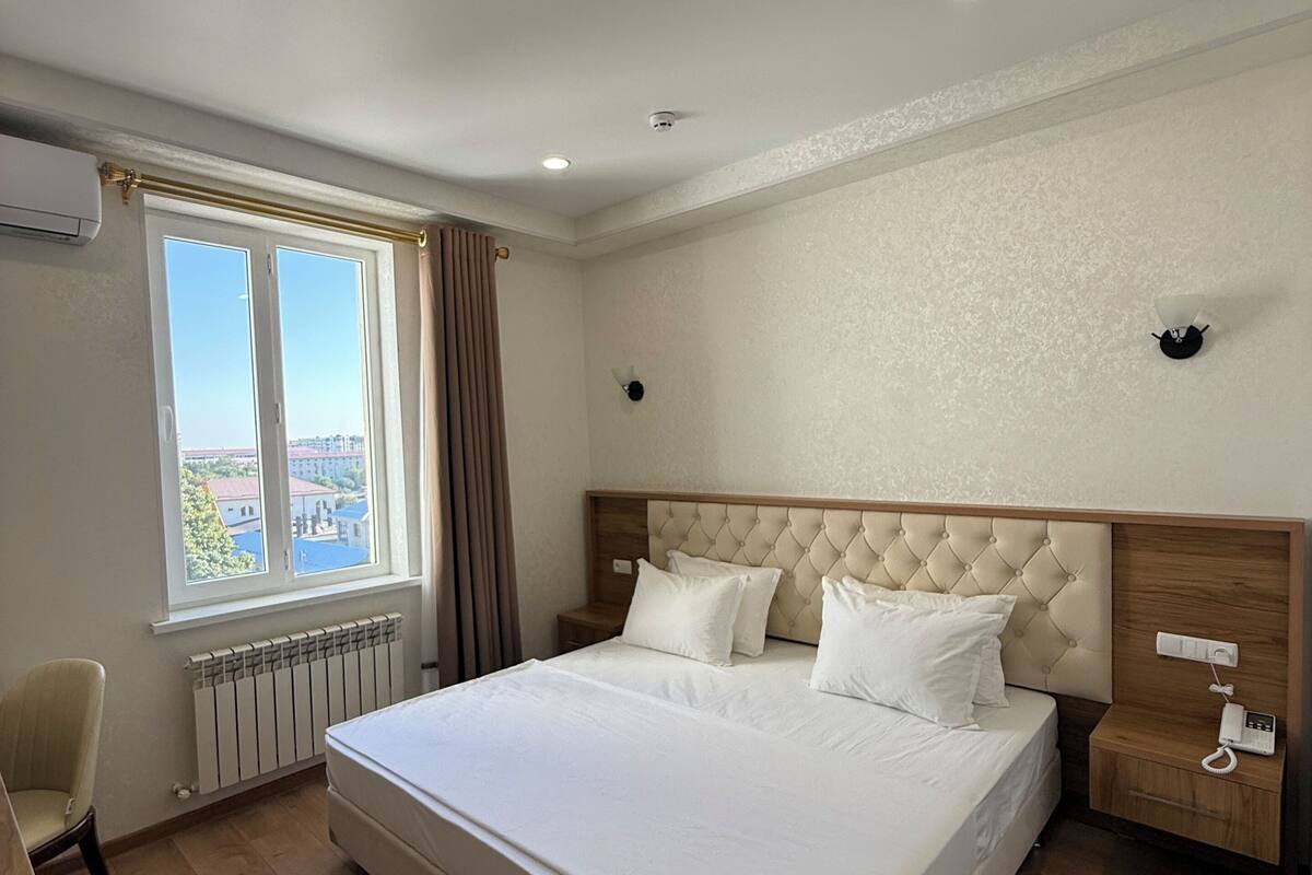 Habitación económica doble, vistas a la ciudad | Tabla de planchar con plancha, wifi gratis, ropa de cama