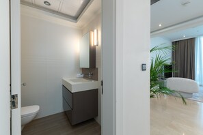 Bathroom - Prime 3BR w/ Beach Access at the Palm (Dubai)