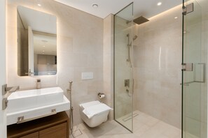 Bathroom - Chic MJL Retreat | Steps to Souk Madinat & Burj Al Arab (Dubai)
