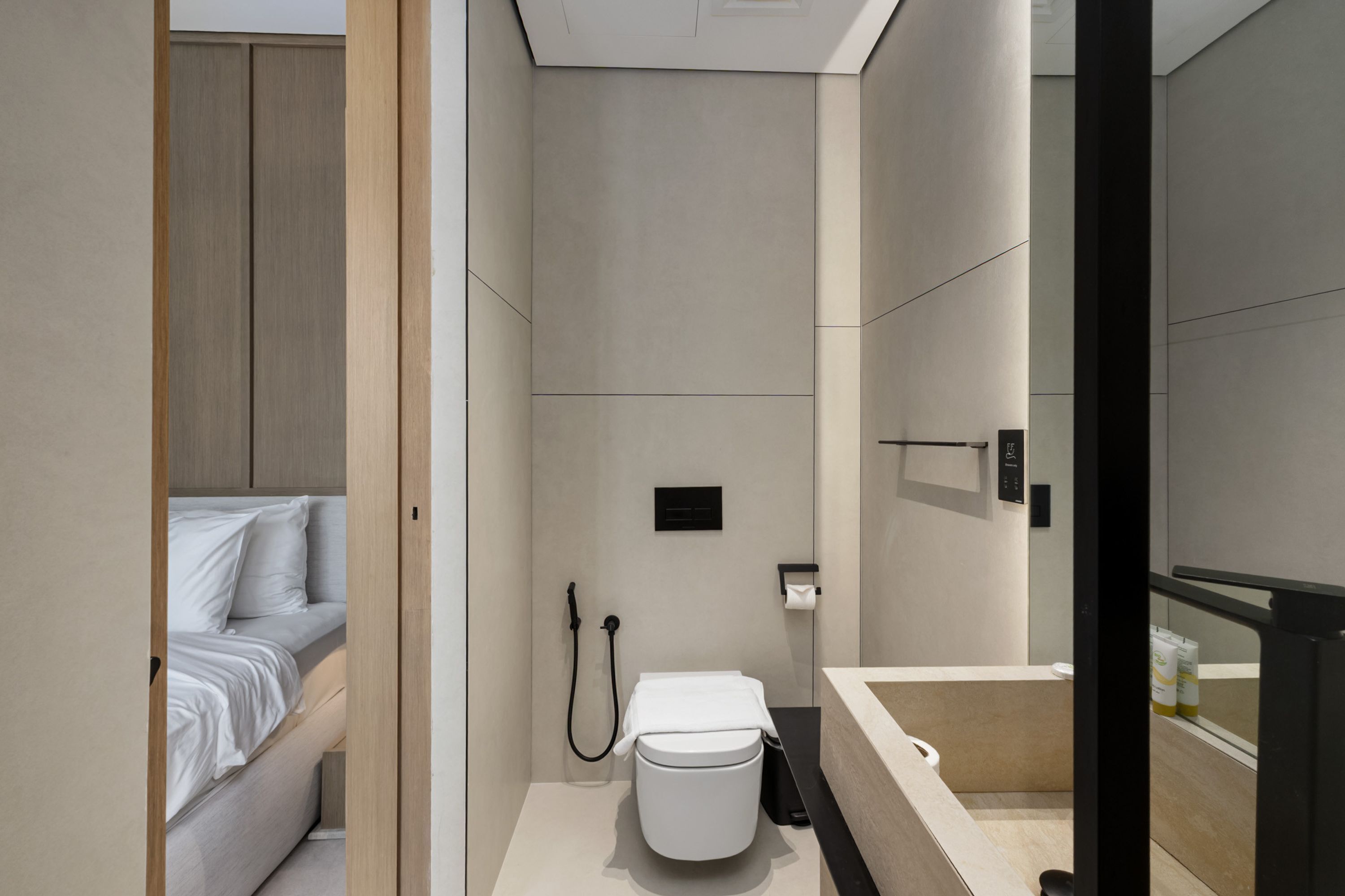 Ein modernes Badezimmer mit Toilette, Dusche und Badewanne.