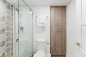 Dusche, Haartrockner, Handtücher, Seife