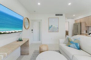 Smart TV - The Palmetto: Boca Pool Suite + Beach (Boca Raton)