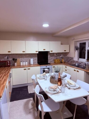 Charming Holiday House in Dudley Comfort and Convenience Await