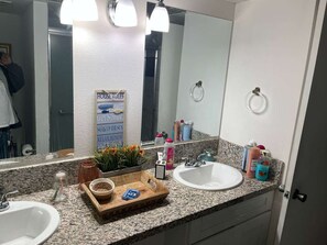 Haartrockner, Handtücher, Seife, Toilettenpapier