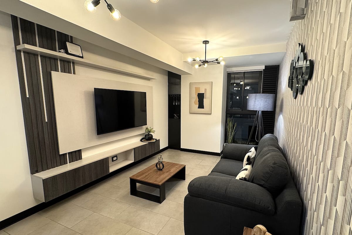 Apartamento Business, 1 cama de matrimonio, vistas a la ciudad | Sala de estar | Smart TV de 55 pulgadas con canales por cable