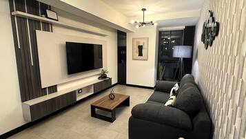 Appartamento Business, 1 letto queen, vista città | Soggiorno | Smart TV 55 pollici con canali via cavo