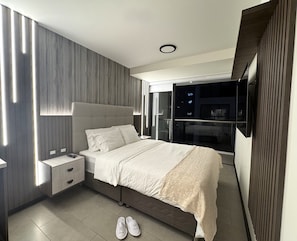 Premium bedding, down duvets, desk, laptop workspace - Aparts4Days 1 Bedroom Apartment 548 (San Isidro)