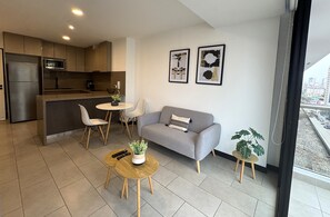 บิสซิเนสอพาร์ทเมนท์, 1 ห้องนอน, บริการทำความสะอาด | บริเวณนั่งเล่น | สมาร์ททีวี 55 นิ้ว พร้อมช่องเคเบิล