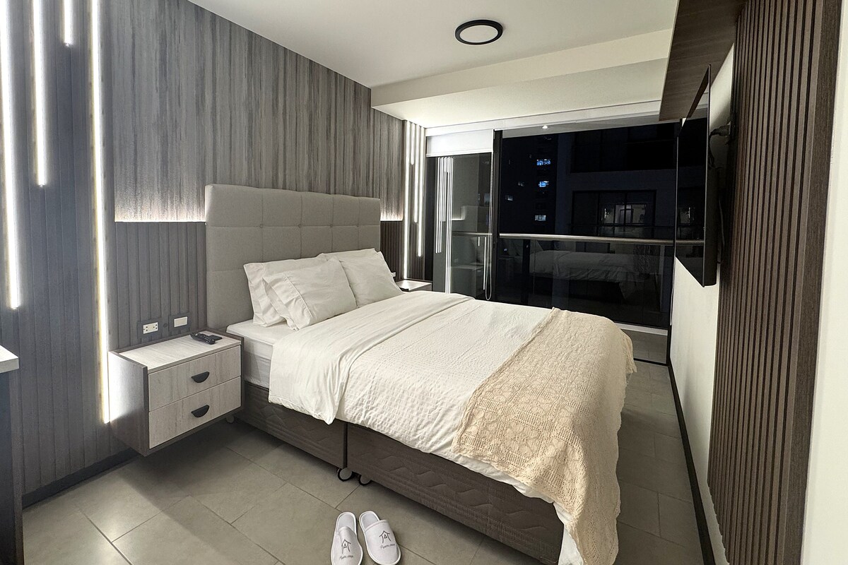 Business Apartment, 1 Queen Bed, Housekeeping, City View | Egyptian cotton sheets, premium bedding, down duvets, desk