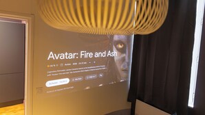 Eine Projektionsleinwand, die Informationen zu 'Avatar: Fire and Ash' anzeigt, mit einem Preis von 16,99 €.