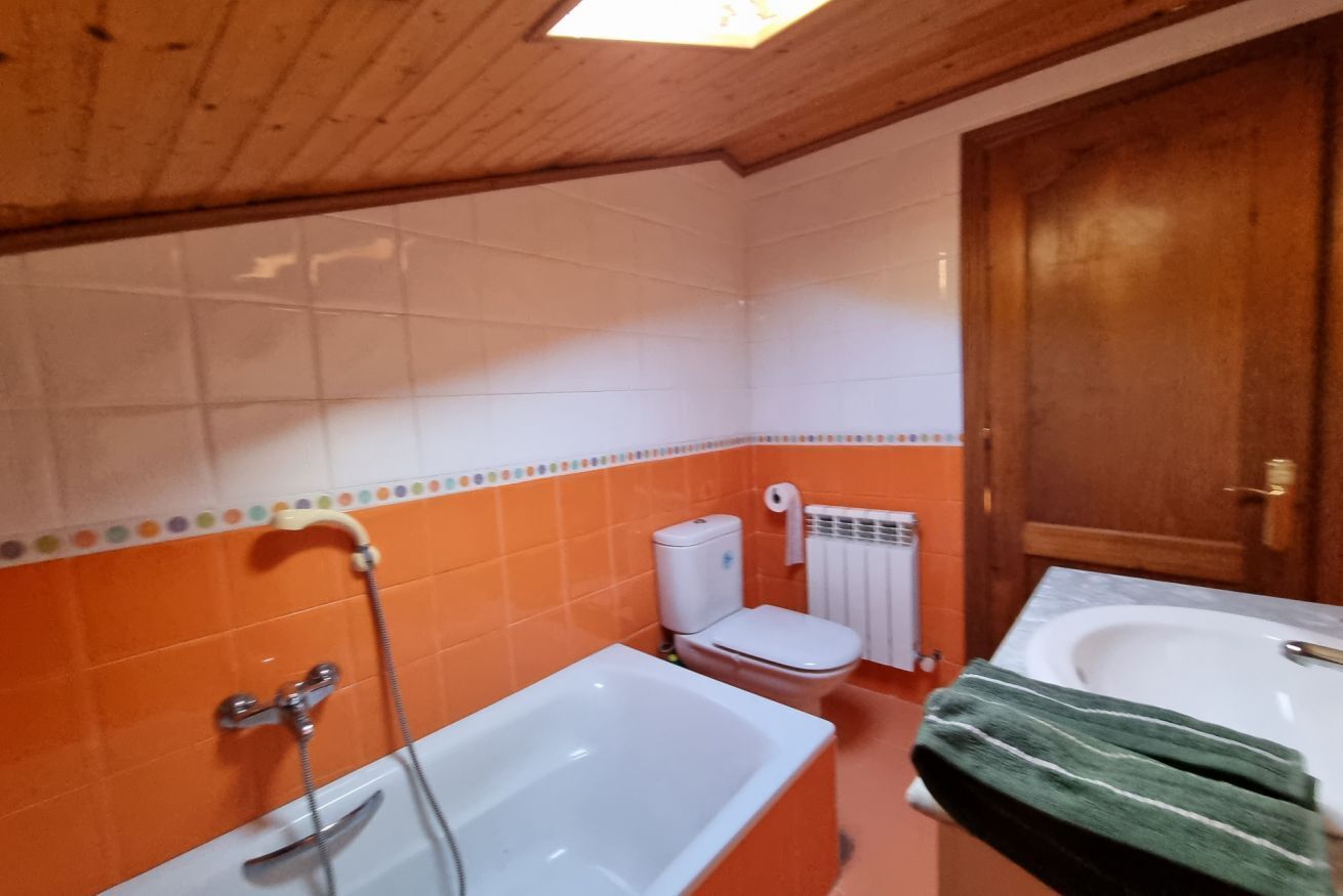 Une salle de bain avec une baignoire, des toilettes et un lavabo.