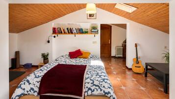 4 slaapkamers, een strijkplank/strijkijzer, reisbedje