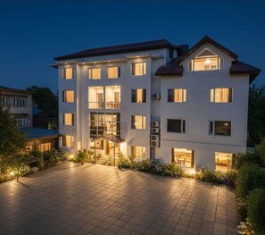 Exterior - Hotel Golden bees gym & spa (Srinagar)