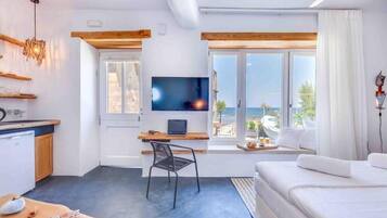 Classic-Studio, Terrasse, Meerblick | Wohnbereich | 40-Zoll-Smart-TV mit Satellitenempfang, Netflix, Streaming-Dienste