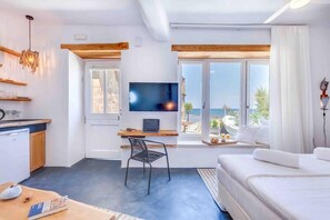 Studio phong cách cổ điển, sân hiên, quang cảnh biển | Khu phòng khách | Smart TV 40-inch có truyền hình vệ tinh, Netflix, dịch vụ stream 
