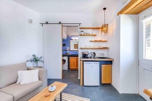 Studio phong cách cổ điển, sân hiên, quang cảnh biển | Bếp nhỏ riêng | Ấm điện 