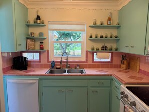 Private kitchen - Artsy Coastal Cowboy Escape with E-Bikes and Paddle Boards (St. Petersburg)
