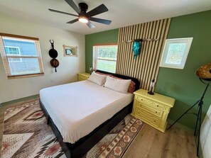 2 bedrooms, WiFi, bed sheets - Artsy Coastal Cowboy Escape with E-Bikes and Paddle Boards (St. Petersburg)