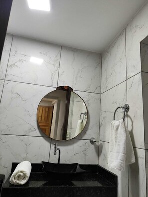Shower, towels, soap - RECANTO DOS SABIÁS 02 (Conservatória)