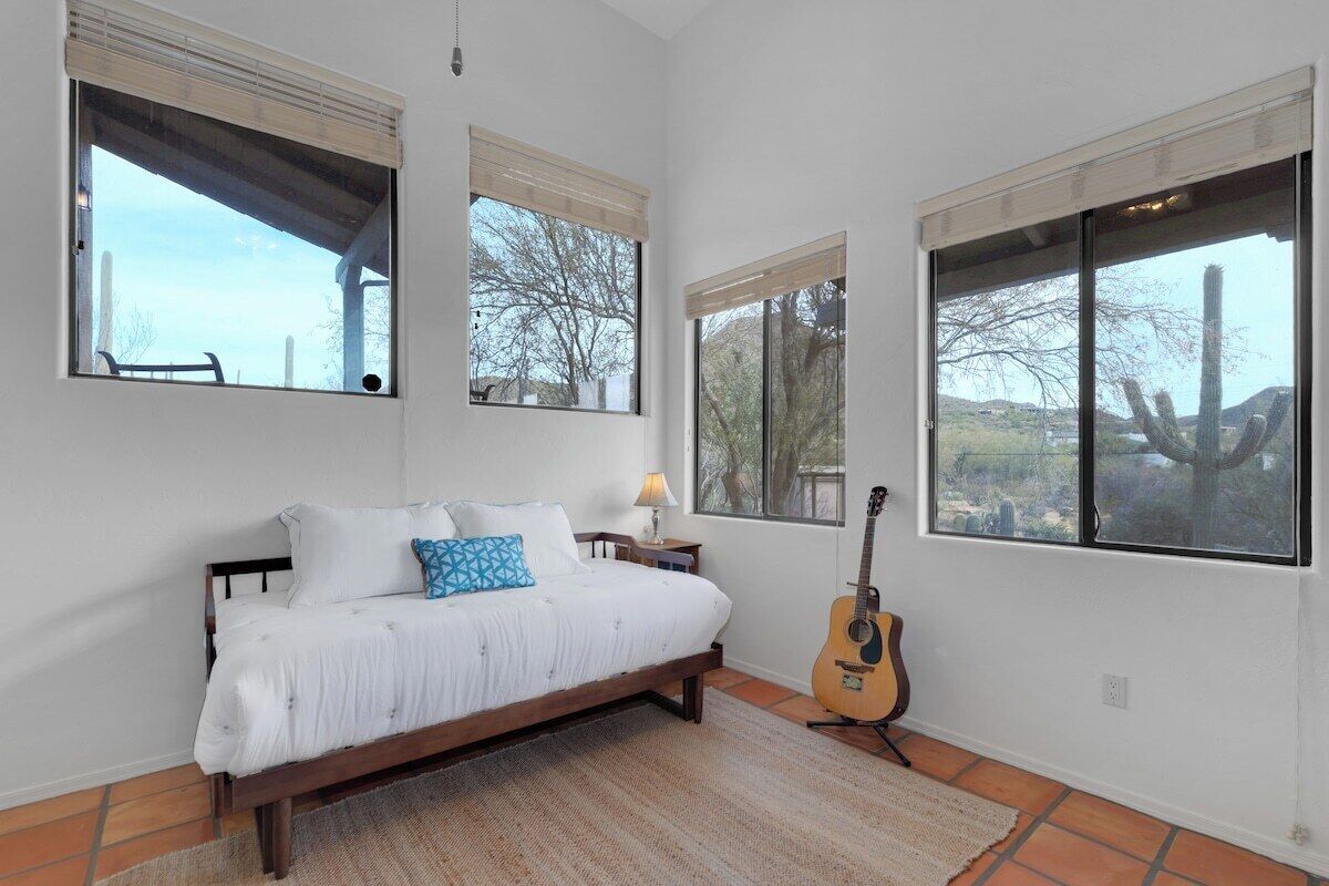 4 bedrooms, iron/ironing board, internet, bed sheets