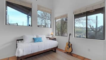4 bedrooms, iron/ironing board, internet, bed sheets