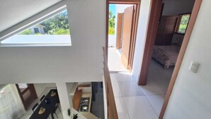 Habitación de varios niveles con comedor, cocina y dormitorio.