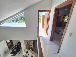 Ein mehrgeschossiges Zimmer mit Essbereich, Küche und Schlafzimmer.