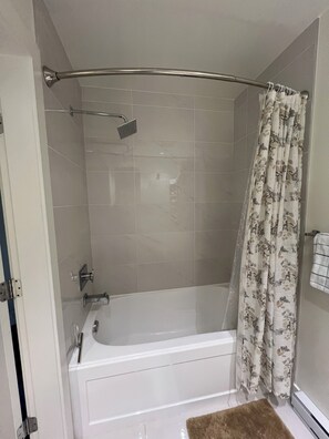 Hair dryer, towels, soap, toilet paper - Cozy private room and bathroom (Vancouver)