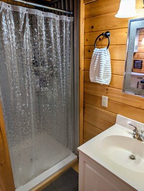 Douche, serviettes fournies, savon, papier toilette