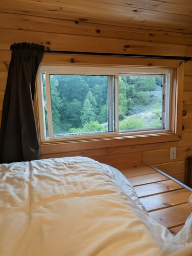 Gorgeous tiny home with mountain views in peaceful Candler