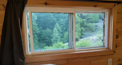 Gorgeous tiny home with mountain views in peaceful Candler