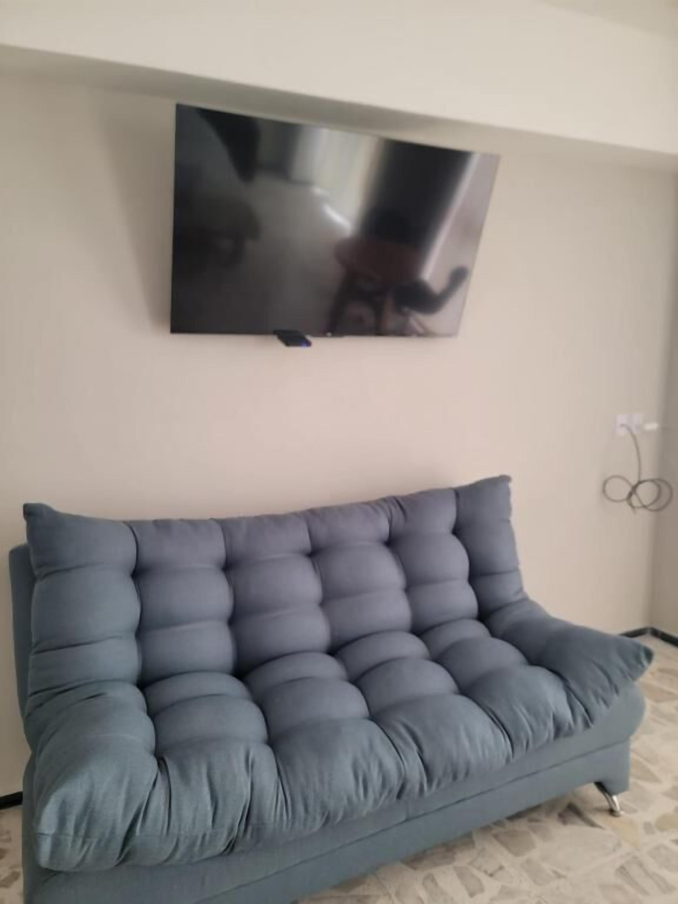 Suite de lujo, vista a la ciudad | Área de sala de estar | Smart TV de 55 pulgadas con canales vía satélite y películas de estreno 