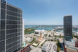 A high-rise building with a modern design, a marina with boats, and a clear view of the surrounding cityscape. - Brand New Apt 1 Bed 4 Guest Bay & Brickell View (Miami)