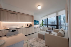 Eine moderne Wohnung mit Küche, Essbereich und Wohnzimmer mit Blick auf die Stadt.