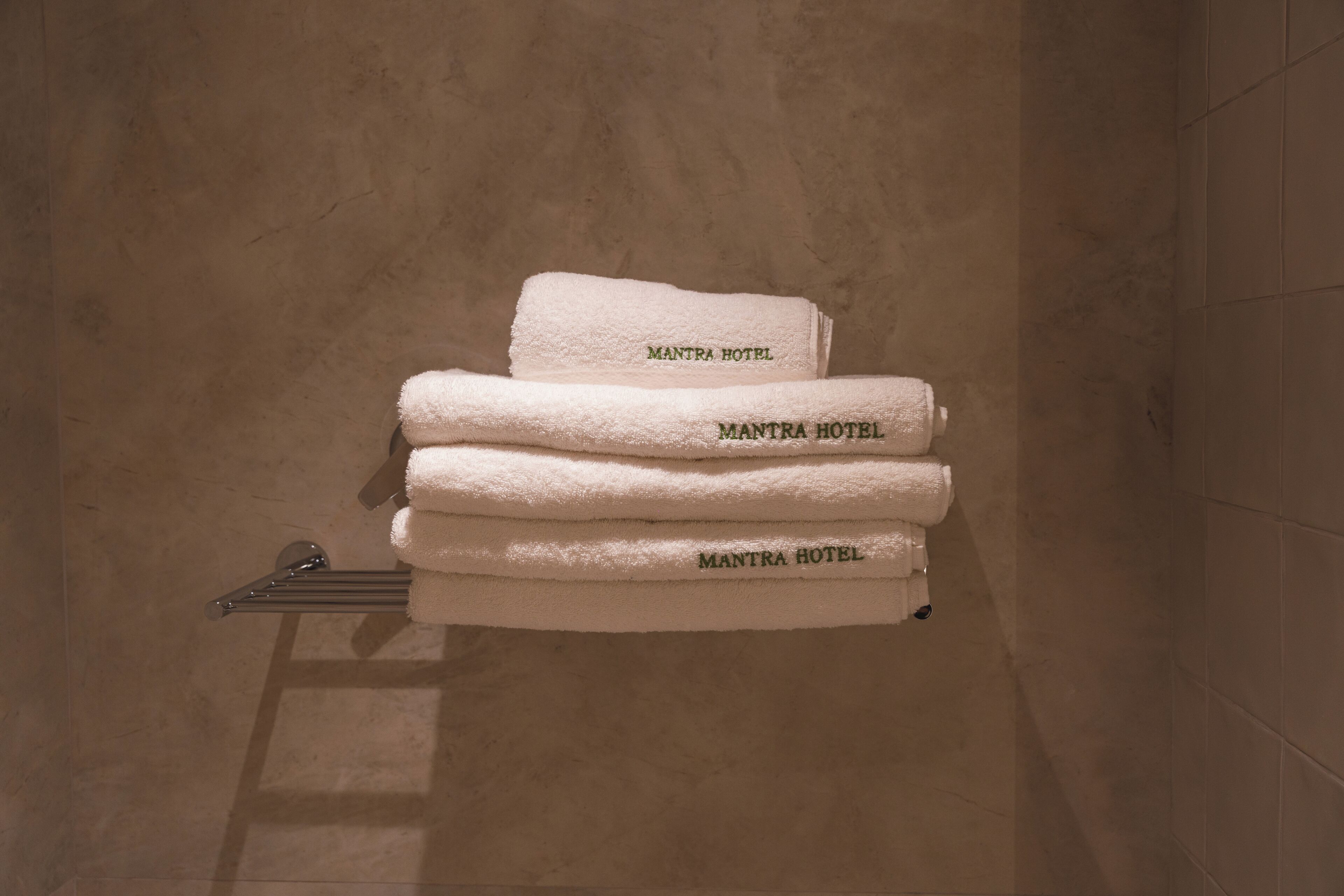 Secador de cabelo, toalhas de banho, sabonete, shampoo