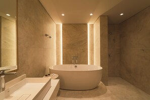 Quarto superluxo, vista para a cidade | Banheiro | Secador de cabelo, toalhas de banho, sabonete, shampoo