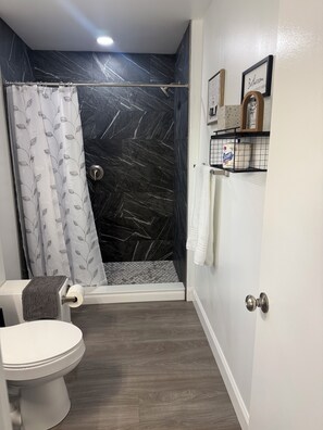 Dusche, Bidet, Handtücher, Seife