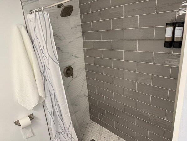 Ducha, bidet, toallas, jabón