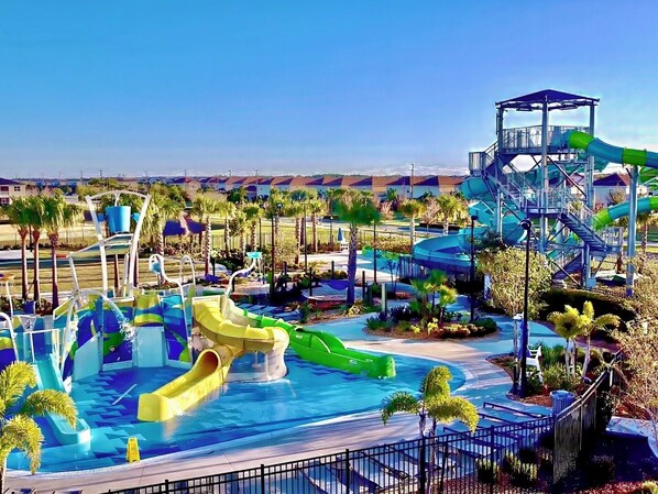 Ein Wasserpark mit mehreren Rutschen und einem überdachten Aussichtsbereich.