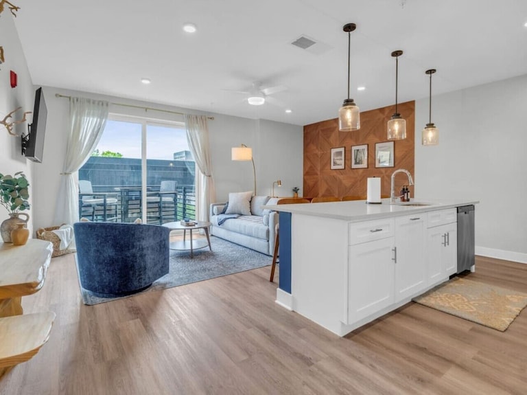 Lone Tree Pass | King Bed | Free Parking + Balcony - Neyland Stadium Knoxville