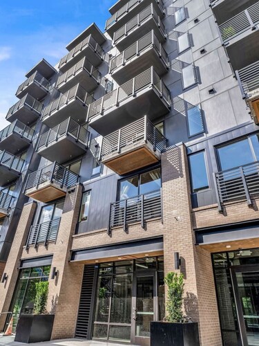 Lone Tree Pass | King Bed | Free Parking + Balcony