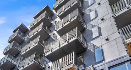 Lone Tree Pass | King Bed | Free Parking + Balcony