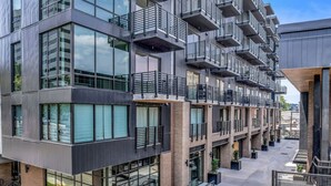 A multi-story building with balconies, large windows, and a flat roof. - Summit Hill Stay | King Suite | Free Parking (Knoxville)